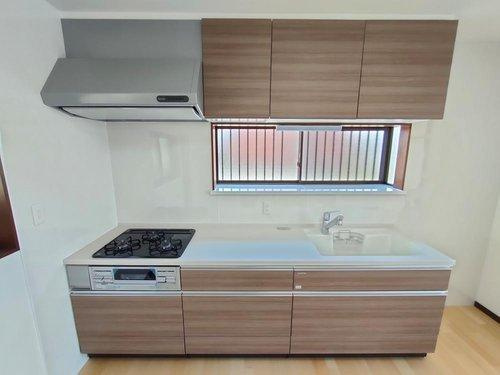 下都賀郡野木町大字丸林リフォーム物件　のキッチン|〇キッチン〇
リフォーム済みシステムキッチン♪窓付きで手元は明るく（＾＾）三口コンロでお料理の準備も捗ります♪
2025年4月撮影