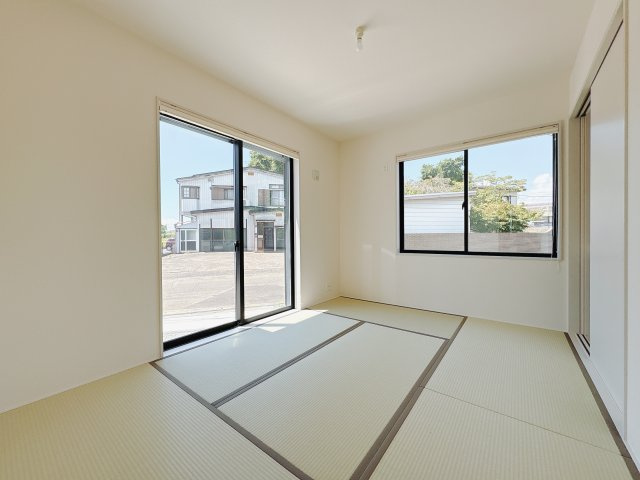 【LiveleGarden】小山市西城南 第5 全2邸の和室|〇2号棟　1F和室6帖〇
独立した和室は急な来客時の対応や様々な用途に合わせて使用可能です。
和室では足をくずして会話を楽しんだり、お庭眺めたり。ゆったりとしたときが流れます。
