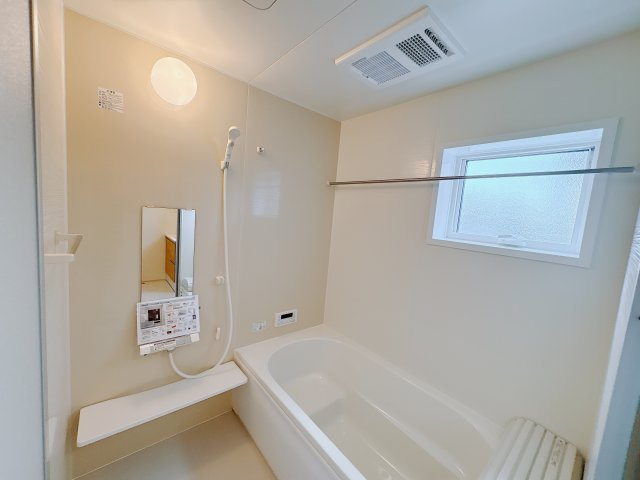 【LiveleGarden】小山市西城南 第5 全2邸の浴室|〇1号棟浴室〇
ベンチ付きの浴槽で、気軽に半身浴。浴室乾燥機も標準で付いています。雨の日のお洗濯や、ヒートショック対策にも◎
