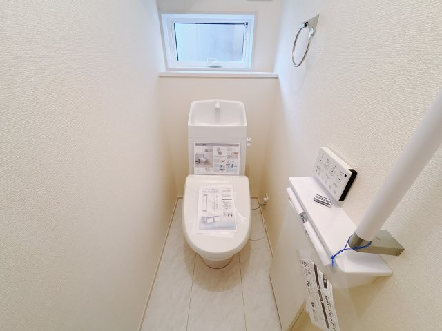 【LiveleGarden】小山市西城南 第5 全2邸のトイレ|〇1号棟トイレ〇
快適な暖房便座は、お掃除のしやすいタイプです。
