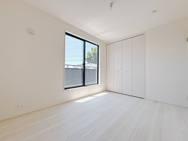 【LiveleGarden】小山市西城南 第5 全2邸の洋室|〇2号棟　2F洋室6帖〇
お勉強の息抜きにバルコニーに出て空を仰いで深呼吸♪気分もリフレッシュしますね！
