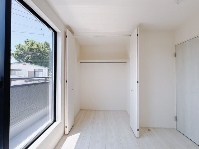 【LiveleGarden】小山市西城南 第5 全2邸の収納|〇2号棟　クローゼット〇
ハンガーパイプが付いたクローゼットなので、お洋服も楽々片付けられます♪
