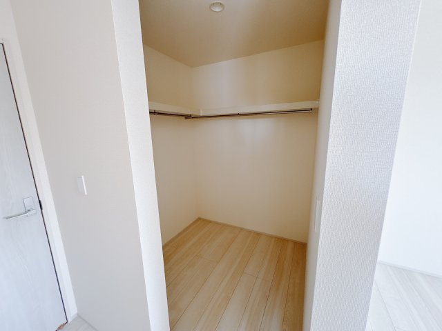 【LiveleGarden】小山市西城南 第5 全2邸の収納|〇2号棟　ウォークインクローゼット〇
枕棚にはバッグなどの小物類を収納できますのでお部屋をいつでもすっきり保てます。増えていくお洋服やご家族での思い出の品もしっかりと収納します♪
