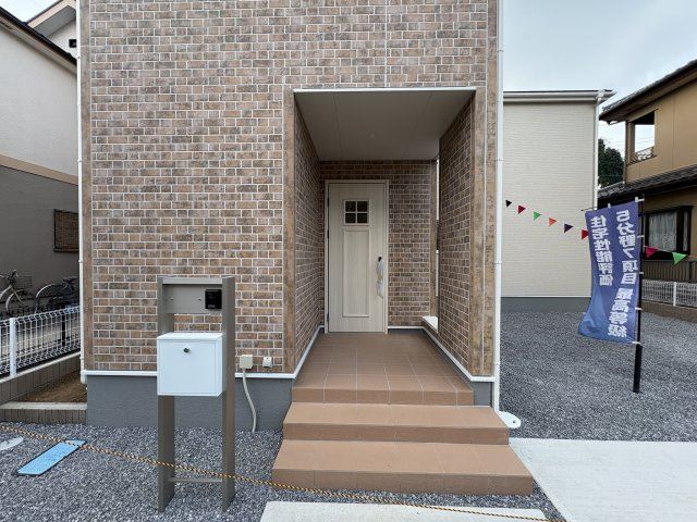 【LiveleGarden】小山市西城南 第5 全2邸の玄関|〇1号棟　玄関ポーチ〇
屋根付き人感センサー照明付き玄関ポーチ。カードキー対応のためラクラク開錠！TVモニター付きインターホン、シンプルかつスタイリッシュなポストが標準装備♪
