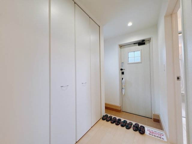 【LiveleGarden】小山市西城南 第5 全2邸の玄関|〇1号棟 玄関〇
お客様をお出迎えする玄関は、白を基調とした清潔感のあふれる空間。
大容量コの字型玄関収納。中は可動棚タイプのため、高さのある物もすっきり収納！


