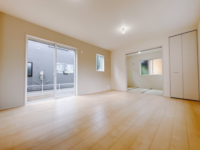 【LiveleGarden】小山市西城南 第5 全2邸の居間・リビング|〇1号棟　LDK15帖〇
内装は温かみのあるナチュラルテイストに仕上げ♪家族団らんがしやすい縦長リビング。和室が隣接しているのでお子様が遊んだりお昼寝するのを見守れるママに嬉しい間取りです。
