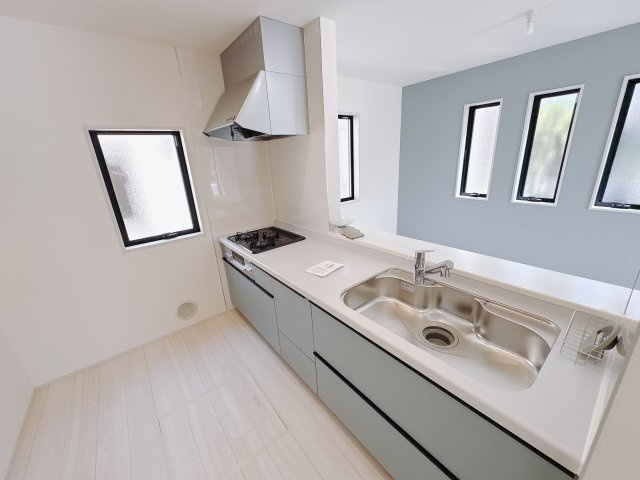 【LiveleGarden】小山市西城南 第5 全2邸のキッチン|〇2号棟　キッチン〇
開放感のある対面式キッチン 。キッチンとダイニングが近く食事の用意や片づけが楽々。見た目だけではなく使い勝手も考えた間取りとなっています。
