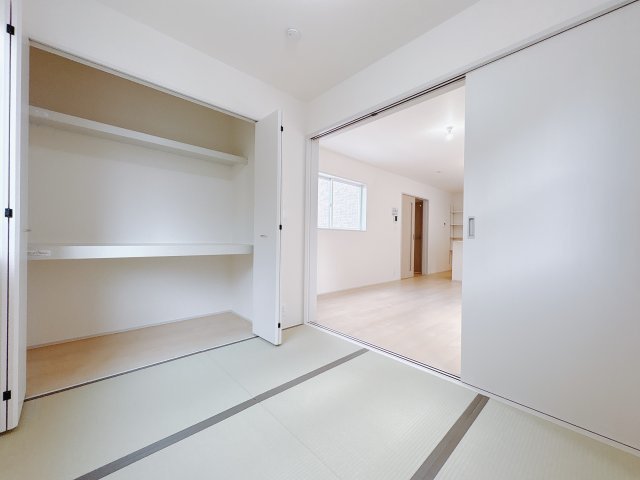 【LiveleGarden】小山市西城南 第5 全2邸の和室|〇1号棟和室3.75帖〇
リビングと続き間の和室。お子さんが小さいうちは、お昼寝スペースに♪押入れにタオルケットや替えのおむつなどをしまっておけて便利に使えます。
