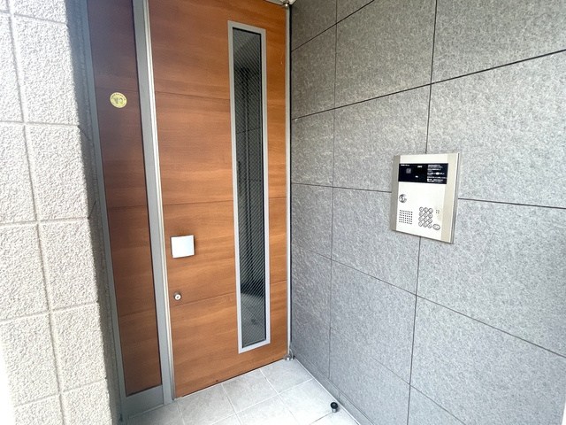 バーガンディハウスのエントランス|★オートロック完備★