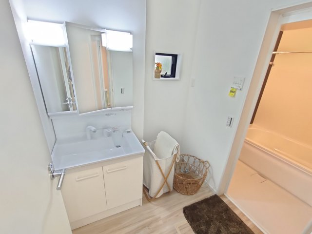 10期の独立洗面台|〇１号棟　洗面化粧台〇
三面鏡の大きな洗面台は、収納スペースも充実♪鏡の裏も収納スペースになっております。
※2025年9月撮影