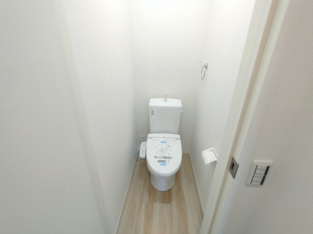 10期のトイレ|〇１号棟　1階トイレ〇
清潔なトイレ空間を維持するために、汚れが付きにくく掃除も楽にできる便器です。
※2025年10月撮影
