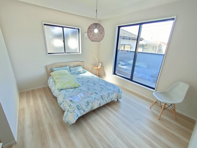 10期の洋室|〇１号棟　洋室　8.5帖〇
バルコニー面するウォークインクローゼット付き主寝室。バルコニーへ出入りすることが出来るのでお布団を干す際にとても便利です♪
※2025年10月撮影