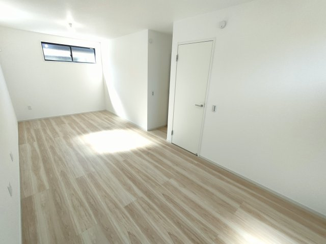 10期の洋室|〇１号棟　洋室　6.5帖+4.5帖〇
間仕切り対応可の2階洋室。お子様の成長に合わせて間取りを変えることができます♪
※2025年10月撮影