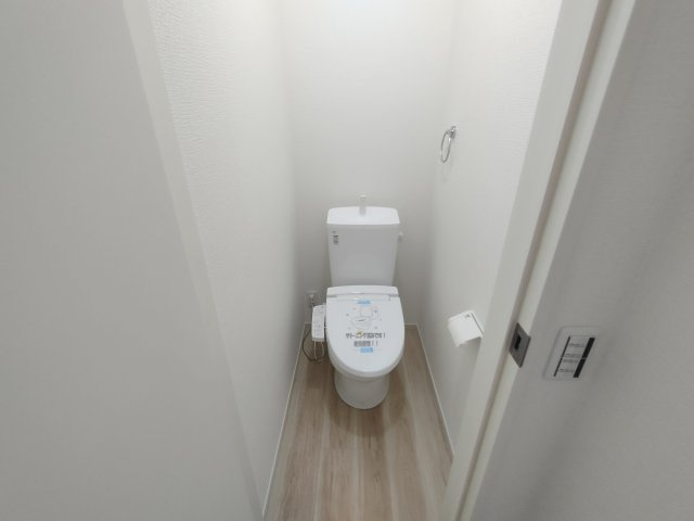 10期のトイレ|〇１号棟　2階トイレ〇
ウォシュレット付きトイレ。1.2階にあるので忙しい朝でも安心です♪
※2025年10月撮影