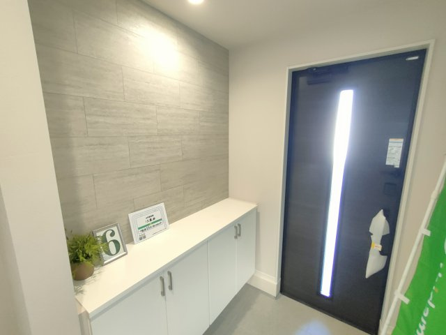 10期の玄関|〇１号棟　玄関〇
お家の顔にもなる明るい玄関。お出かけ前の身だしなみチェックもばっちりです♪
※2025年10月撮影