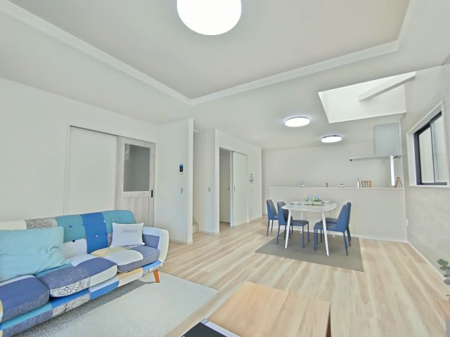 10期の居間・リビング|〇１号棟　リビング〇
リビング階段で「おはよう」から「おやすみ」まで、自然と家族のコミュニケーションが生まれる設計です♪
※2025年10月撮影