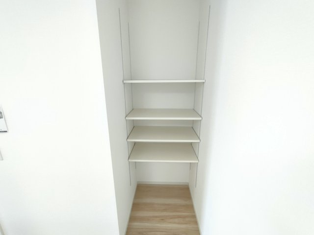 10期の収納|〇収納〇
キッチン横にある可動棚。食器はもちろん、日用品、消耗品、備蓄用の非常食などいろいろと収納できます♪
※2025年9月撮影