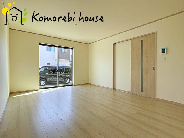 さいたま市北区吉野町2丁目192番11　新築一戸建て　Cの居間・リビング|縦に広がるLDKは、空間を効率的に使える設計。キッチンからリビング、ダイニングまで家族の気配を感じられます。