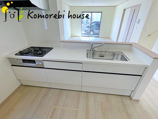 さいたま市北区吉野町2丁目192番11　新築一戸建て　Cのキッチン|収納豊富なキッチンで、食器や調理器具もすっきり整理。毎日の料理が楽しくなる空間です。