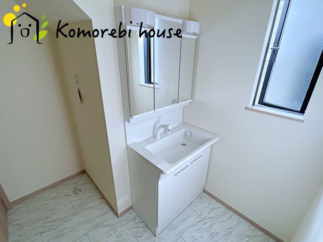 さいたま市北区吉野町2丁目192番11　新築一戸建て　Cの独立洗面台|白を基調とした清潔感のある洗面台。シンプルで上品なデザインが空間に明るさをプラスします。