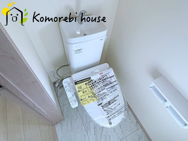 さいたま市北区吉野町2丁目192番11　新築一戸建て　Cのトイレ|温水洗浄機能（ウォシュレット）標準装備で、毎日のトイレ時間がより快適に。やさしい温水洗浄で清潔を保てるだけでなく、冬場のヒヤッと感を軽減する暖房便座も嬉しいポイント。