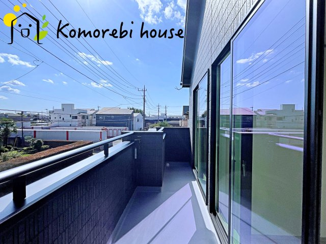 さいたま市北区吉野町2丁目192番11　新築一戸建て　Cのバルコニー|南向きのバルコニーは一日を通して陽当たりがよく、洗濯物もふっくら乾きます。家族の生活リズムに寄り添う、明るく使いやすいスペースです。