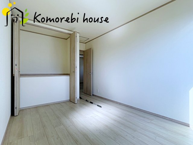 さいたま市北区吉野町2丁目192番11　新築一戸建て　Cの洋室|朝日がやさしく差し込み、読書も在宅ワークも心地よくこなせる明るい洋室。生活リズムに寄り添い、使い方に合わせて表情を変えてくれる一部屋です。