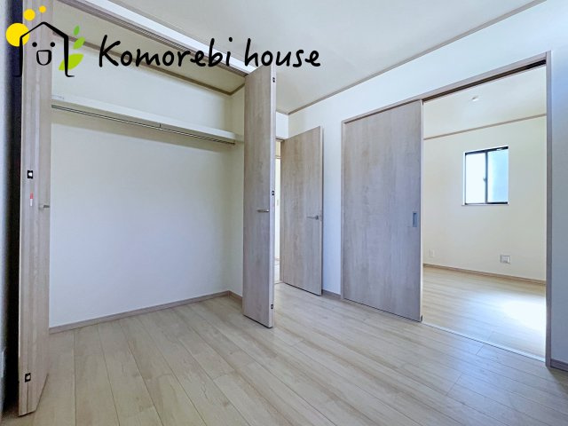 さいたま市北区吉野町2丁目192番11　新築一戸建て　Cの子供部屋|日当たりがよく、机に向かう時間も自然とはかどる子ども部屋。寝る・学ぶ・遊ぶがコンパクトにまとまり、毎日の“小さな成長”を見守る空間です。