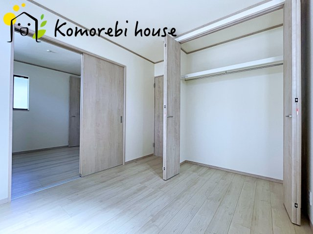 さいたま市北区吉野町2丁目192番11　新築一戸建て　Cの収納|収納付きでゆとりのある空間。寝室としても使え、衣類やおもちゃもスッキリ片付く快適な部屋。
