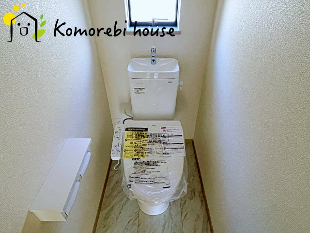 さいたま市北区吉野町2丁目192番11　新築一戸建て　Cのトイレ|2階にもトイレがあることで、朝の混雑が解消し生活動線がスムーズに。新築ならではの間取り設計で、毎日の“プチストレス”が驚くほど減ります。