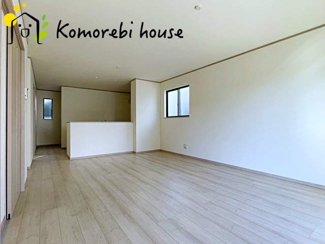 さいたま市北区吉野町2丁目192番11　新築一戸建て　Cの居間・リビング|20帖以上の大空間LDK。開放感あふれるリビングで、家族の時間もゲストとの集いもゆったり楽しめます。