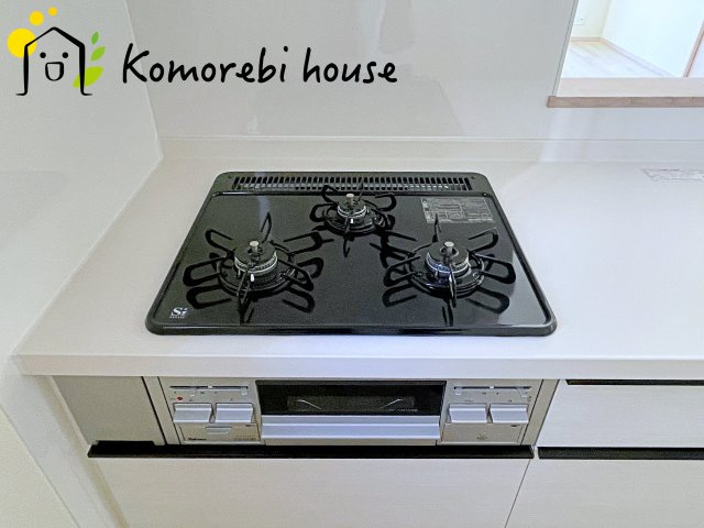 さいたま市北区吉野町2丁目192番11　新築一戸建て　Cのキッチン|同時調理が叶う3口コンロと便利なグリル付き。忙しい朝のお弁当作りも、夕食の複数メニューもスムーズにこなせる頼れる設備です。