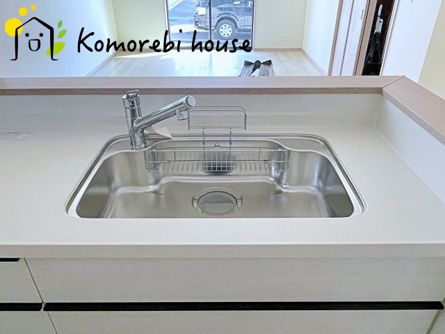 さいたま市北区吉野町2丁目192番11　新築一戸建て　Cのキッチン|浄水器一体型で、いつでも美味しいお水がそのまま使えるキッチンシンク。料理やコーヒーづくり、炊飯にも安心して利用でき、毎日の食卓が少し豊かに。