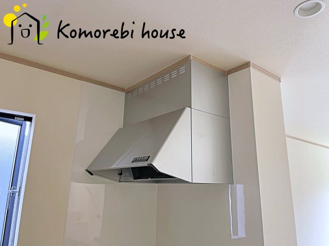 さいたま市北区吉野町2丁目192番11　新築一戸建て　Cのキッチン|吸引力の高いレンジフードが煙や匂いを素早く排出。揚げ物や炒め物も気兼ねなくでき、リビングに匂いを残しません。