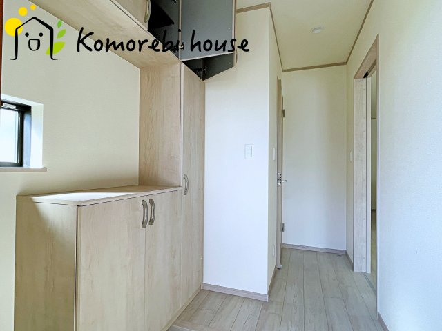 さいたま市北区吉野町2丁目192番11　新築一戸建て　Cの玄関|明るく使いやすい玄関で、家族の生活をスムーズに。収納や導線も配慮された万能空間です。