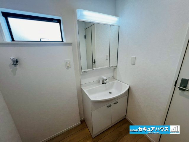 【今からご案内可能】東海市富貴ノ台 全6棟の独立洗面台|【洗面台】
◆鏡の裏にはたっぷりと収納スペースを標準装備！
◆電源を付属しているのでドライヤーなど利用できます。