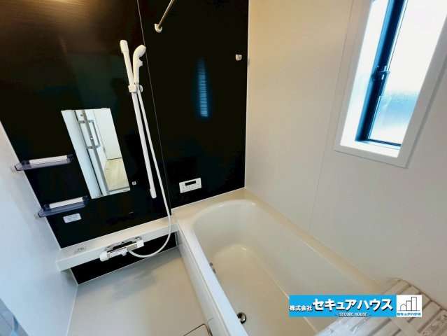 【今からご案内可能】東海市富貴ノ台 全6棟の浴室|【浴室】
◆アクセントパネルで落ち着きのある雰囲気を演出します。毎日の疲れを癒やすバスタイムをお楽しみ下さい！
◆窓付きで、カビの繁殖を抑える効果があります。