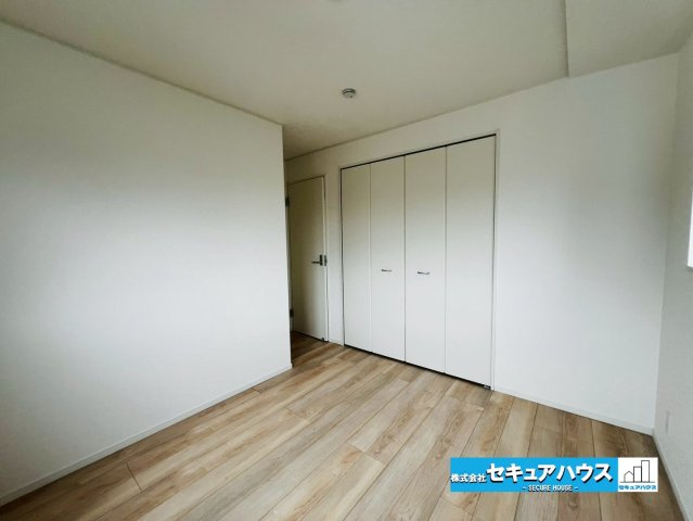 【今からご案内可能】東海市富貴ノ台 全6棟の洋室|【洋室】
◆広々とした居住空間は日々の暮らしを彩り、心のやすらぎと満足感を与えてくれます。通風と採光を考慮した設計は子供たちはのびのび育ち、家族でくつろぎと団らんを生み出します。