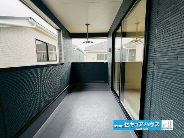 【今からご案内可能】東海市富貴ノ台 全6棟のバルコニー|【バルコニー】
◆見晴らしもよく、太陽の温かな温もりをめいっぱい受け止めてくれます。
太陽の光と爽やかな風を受けたお洗濯物はあっという間に乾き、取りこむ時には太陽の匂いを感じられそうですね。