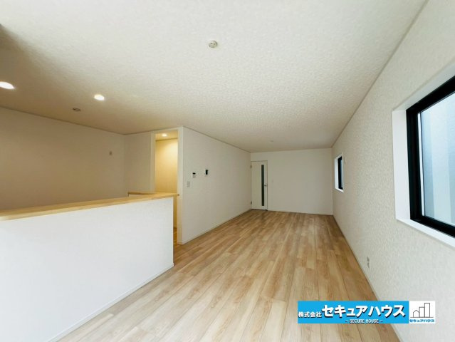 【今からご案内可能】東海市富貴ノ台 全6棟の居間・リビング|【LDK】
◆通学から帰宅し、リビングルームで会話を楽しむ子ども達。リビングから臨む景色は太陽色に染まり、解放感溢れゆったりとしたひと時を過ごすことが出来る素敵な空間です。