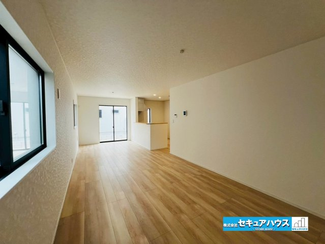 【今からご案内可能】東海市富貴ノ台 全6棟の居間・リビング|【LDK】
◆日当たりが良く温かい広々リビングは家族の団らんスペースになります。