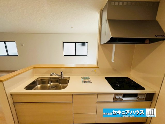 【今からご案内可能】東海市富貴ノ台 全6棟のキッチン|【キッチン】
◆同時にたくさんの料理が調理できる。「焼く・蒸す・煮る」の工程を同時進行で進めることができるので、料理を素早く作ることができます。育児でバタバタ忙しいママに嬉しい♪