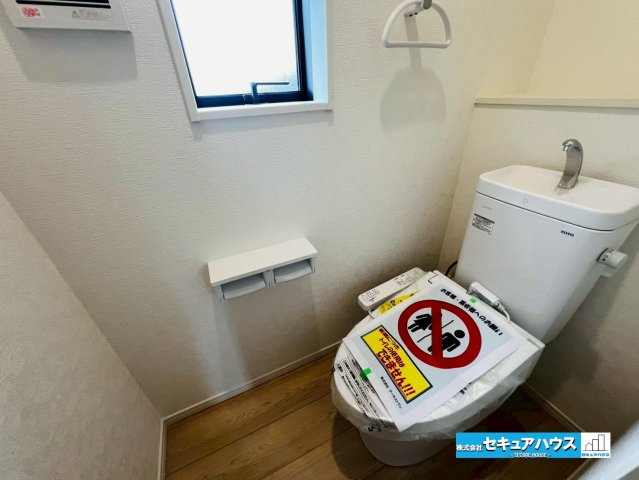 【今からご案内可能】東海市富貴ノ台 全6棟のトイレ|【高機能トイレ】
◆高機能トイレの多くは便器のフタの開閉が自動であり、使用後に手動で水を流す面倒もなく非常に便利です。スタイリッシュな見た目で、お掃除しやすく、節水効果が高いです。
