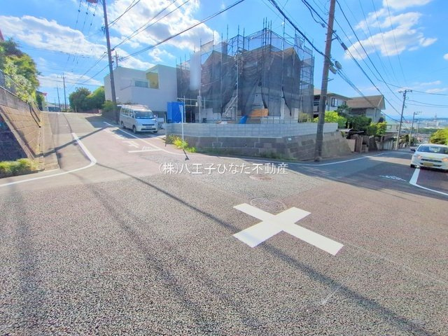 祝　成約済み　八王子市　絹ケ丘　新築戸建て　１１期の前面道路含む現地写真|～仲介手数料無料☆八王子ひなた不動産～　八王子市絹ケ丘　新築戸建て