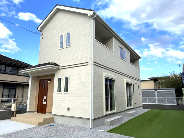 ハートフルタウン 前橋市石倉町3丁目9番　Ａ号棟の外観|石倉町に新築住宅が完成しました。限定１棟です！
お客様のご都合に合わせていつでもご見学頂けます♪
おしゃれな優しい雰囲気の外観に仕上がっています。ぜひ一度ご見学下さい☆