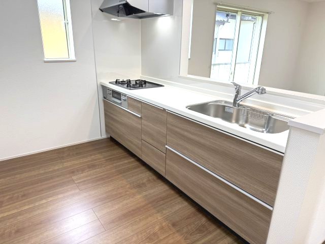 ハートフルタウン 前橋市石倉町3丁目9番　Ａ号棟のキッチン|人気のカウンターキッチン採用です☆
コンロも３口ご用意しています！調理スペースも広くストレスなくお料理できます。
浄水器つきなので美味しいお水も飲めますよ♪