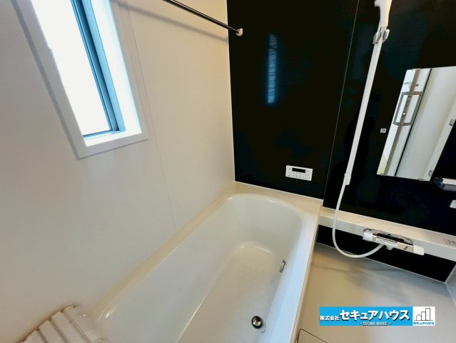 【今からご案内可能】東海市富貴ノ台 全6棟の浴室|【浴室】
◆アクセントパネルで落ち着きのある雰囲気を演出します。毎日の疲れを癒やすバスタイムをお楽しみ下さい！
◆窓付きで、カビの繁殖を抑える効果があります。