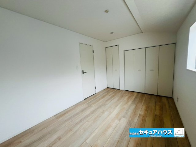 【今からご案内可能】東海市富貴ノ台 全6棟の洋室|【洋室】
◆広々とした居住空間は日々の暮らしを彩り、心のやすらぎと満足感を与えてくれます。通風と採光を考慮した設計は子供たちはのびのび育ち、家族でくつろぎと団らんを生み出します。