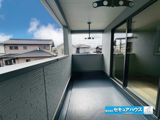 【今からご案内可能】東海市富貴ノ台 全6棟のバルコニー|【バルコニー】
◆見晴らしもよく、太陽の温かな温もりをめいっぱい受け止めてくれます。
太陽の光と爽やかな風を受けたお洗濯物はあっという間に乾き、取りこむ時には太陽の匂いを感じられそうですね。　