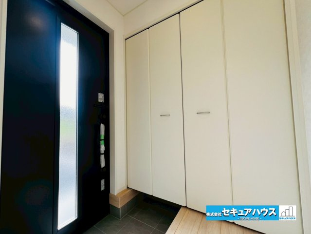 【今からご案内可能】東海市富貴ノ台 全6棟の玄関|【玄関】
◆お家に出会う人々を迎える玄関だからこそ、広々清潔感あふれる空間にしたいものです。採光・通風にも配慮された設計で毎日明るい空間をキープします♪
